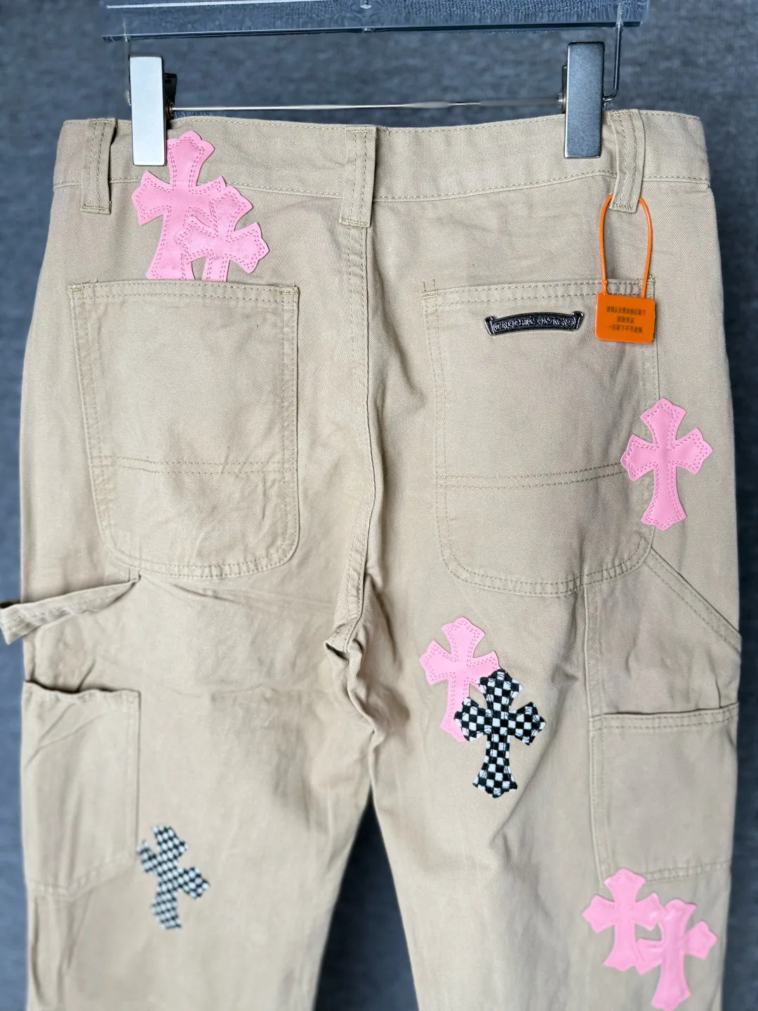 P270 💰 (Top version) Chrome Hearts cherry blossom pink leather logging spliced ​​washed jeans, truly restores the ultimate vintage texture, three-dimensional version, loose and comfortable, not picky about the figure, taller and slimmer, factory precision, original quality control, same style for men and women, can be matched with couples, versatile recommendation, must-have jeans for all seasons, fashionable people have been disappointed. From the quality selection of fabrics, the tailoring of details, and the matching of patterns, they are all impeccable! The upper body is so handsome when worn...it can be easily worn by men, women and children! The craftsmanship is made of heavy-duty washed pure cotton denim fabric. After washing, it is soft and thick and looks very stylish when worn. Color: Khaki Size: 28-30-32-34 (corresponds to S-M-L-XL)